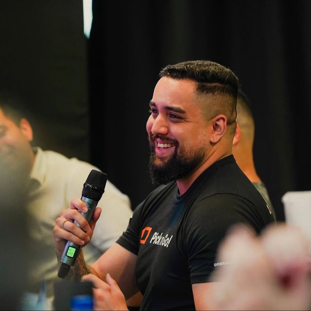 Lucas Felipe falando ao microfone em um evento